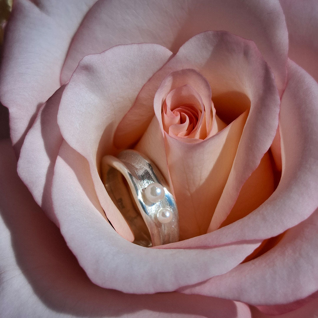 Lamellar ring with Pearls